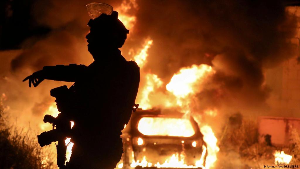 Jerusalem Violent Clashes At Al Aqsa Mosque News Dw 08 05 2021