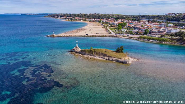 Ελλάδα, elláda) is a country in southern europe, on the southernmost tip of the balkan peninsula, with extensive coastlines and islands in the aegean, ionian, and mediterranean seas. Coronavirus Greece Is Officially Open But Will The Tourists Come Dw Travel Dw 19 05 2021