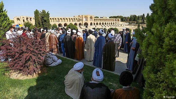 Ali khamenei est allé voter au petit matin, en appelant les iraniens à . Presidentielle En Iran L Ultraconservateur Raissi Archifavori International Dw 18 06 2021