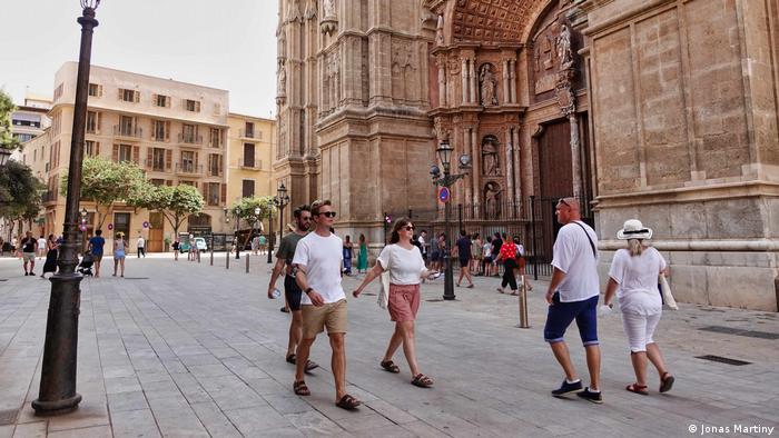 Sun and fun are two of the main attractions for visitors of this popular holiday resort island in gran canaria. Mallorca S Disappointing Vacation Season Dw Travel Dw 20 08 2021