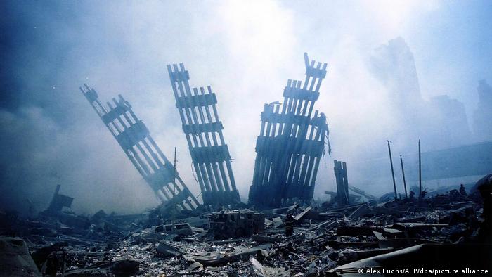 Dabei werden tausende von menschen getötet, darunter auch 343 feuerwehrleute. 9 11 Der Krieg Gegen Den Terror Und Die Folgen Welt Dw 10 09 2021
