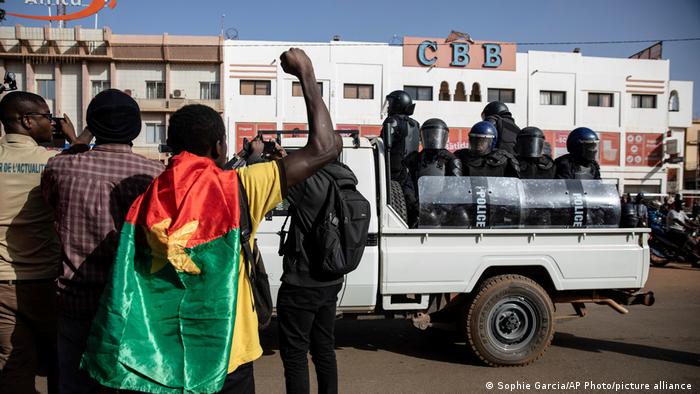 Das team um abwehrchef edmond tapsoba schlug tunesien im viertelfinale durchaus . Burkina Faso Heavy Gunfire Heard Near President S House News Dw 23 01 2022