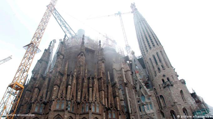 Varias dotaciones de bomberos en la calle còrcega de barcelona /m.a. Incendio Intencionado Dana Parte De La Sagrada Familia Europa Dw 19 04 2011
