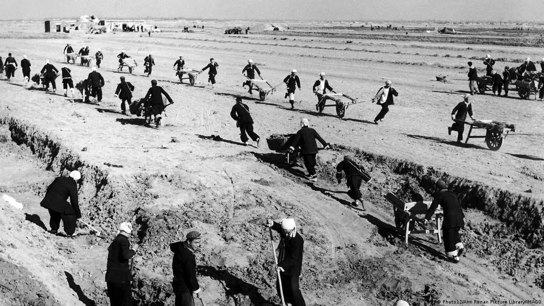 中國1950年代的農村勞動場景。 中國1950年代的農村勞動場景。