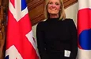 في محادثة مع جيليان هيوز