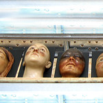 "Jaz sobre o flanco azulado, /ergue-se a custo e respirando ainda. /Que doloroso o seu bater de p&aacute;lpebras /naquela triste e branca superf&iacute;cie! "