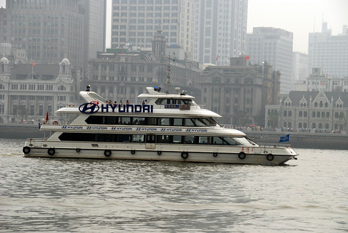 黄浦江上的摆渡船,不知道在什么地方可以乘坐,上面的人很多.