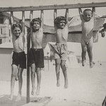 Ascoli com'era: Grottammare, bambini . . . "appesi" (1920)