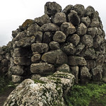 Nuraghe Losa : Edifici rotondi ,alcune coeve di struttura colossale ,altre di struttura pi&ugrave; piccola appartenenti al villaggio Nuragico .Di 3-4000 anni fa .
