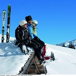Skifahrer auf Almh&uuml;tte in Warth-Schr&ouml;cken im Bregenzerwald