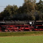 Dampfextrazug mit Dampflokomotive Baureihe 01 202 unterwegs im grossen Moos zwischen Kerzers und Galmiz im Kanton Freiburg in der Schweiz