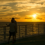 Couple devant le coucher de soleil, sunset - Serenade of the Seas - 3862