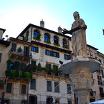 Piazza delle Erbe mit dem Brunnen der Madonna Verona, der Veronesen liebstes Monument.