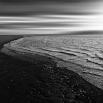 "...huye de la orilla eternamente" / "...flee from the shore eternally".