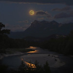 Les lunes naissent de l'eau... The moons are born of water... [EXPLORE...]