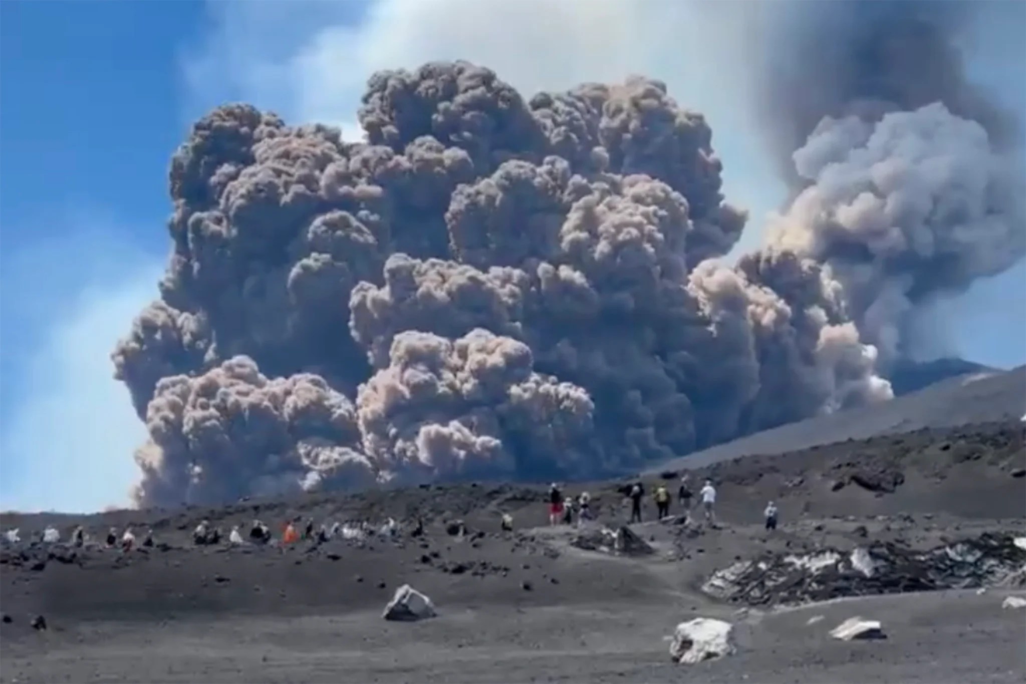 Mount Etna eruption live: Huge volcanic blast in Italy sends tourists fleeing