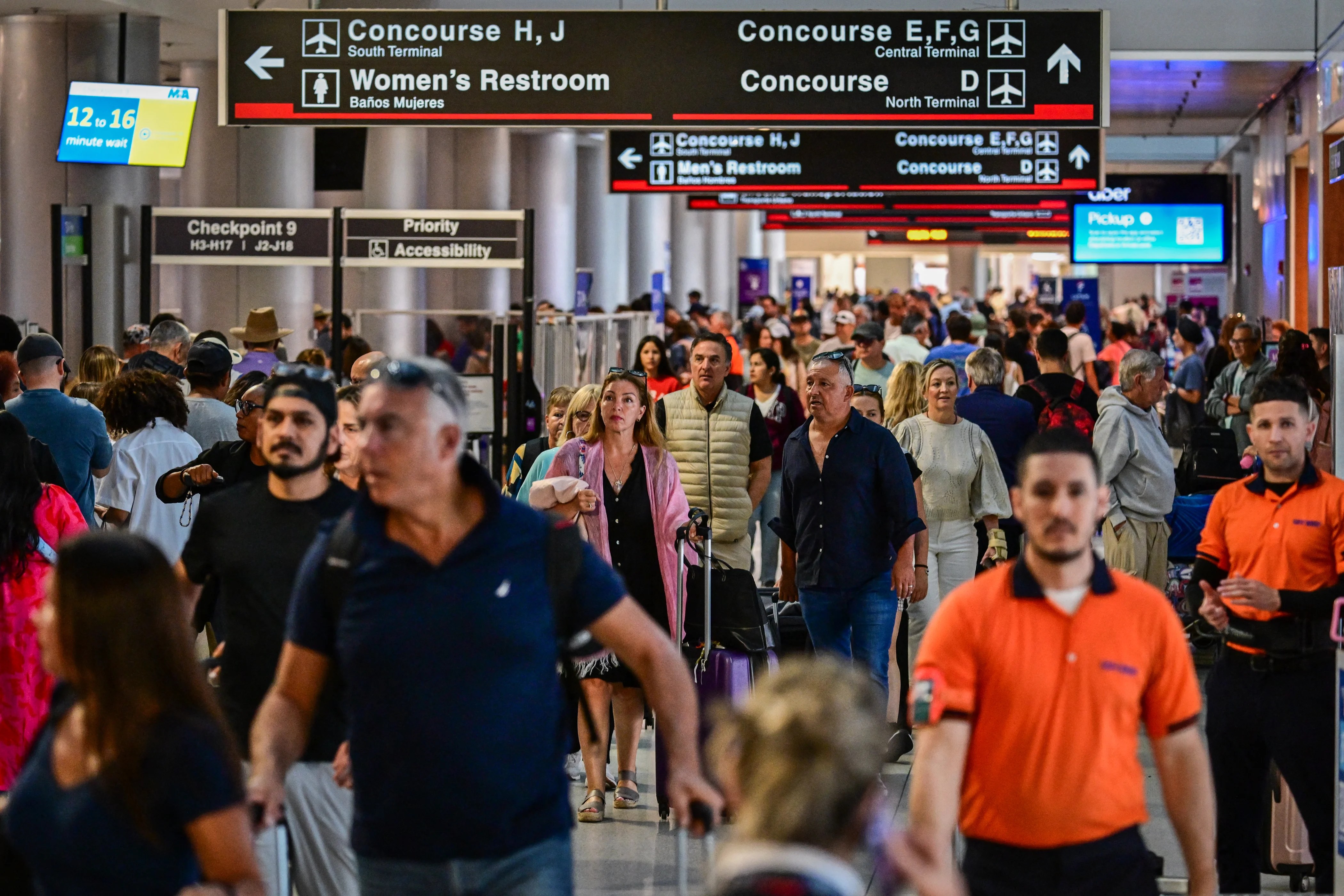 How to avoid getting sick at the airport this summer