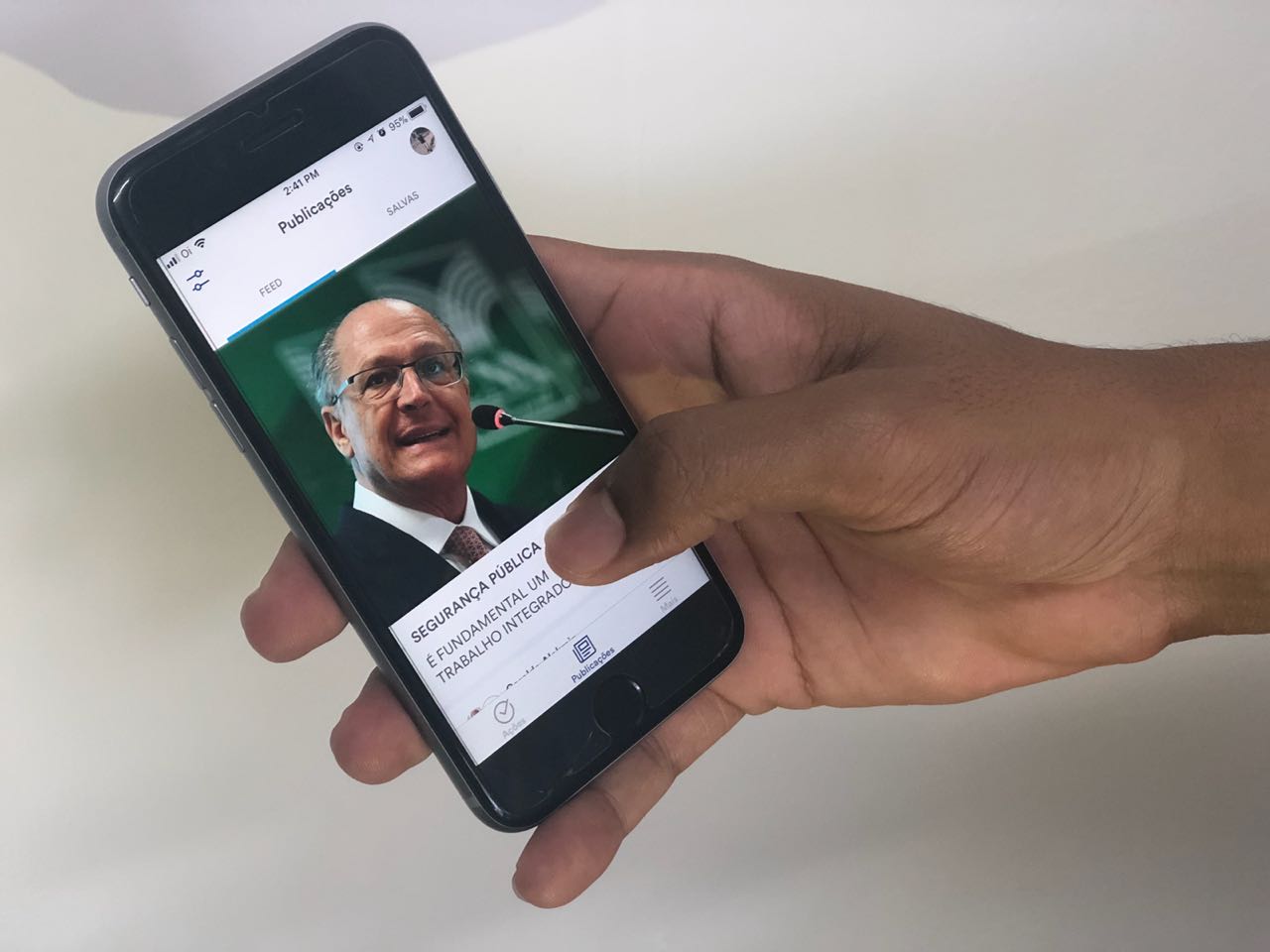 Lula fala ao microfone coloca a mão direita no . De Olho No Eleitorado Jovem Alckmin Aposta No Aplicativo Talckmin