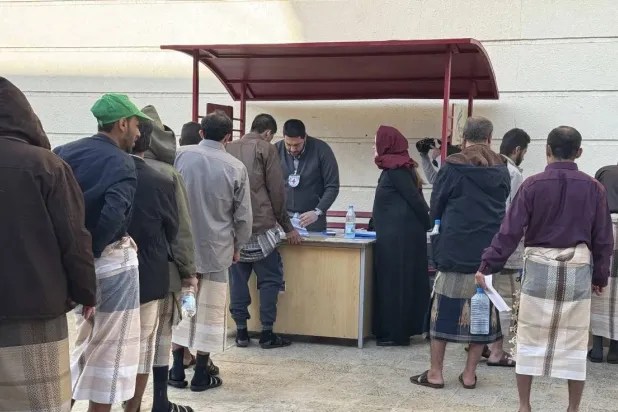 انقلابيو اليمن يطلقون 153 مختطفاً بإشراف الصليب الأحمر