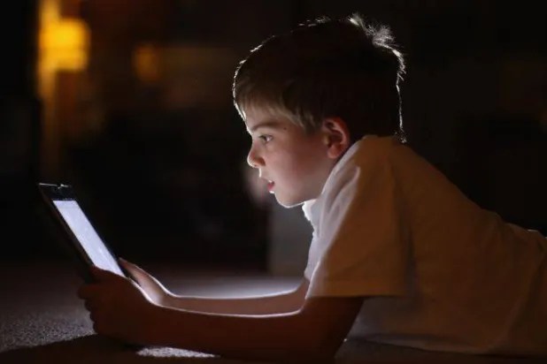 هل يقضي طفلك وقتاً طويلاً على الإنترنت؟ 6 علامات تحذيرية وحلّها