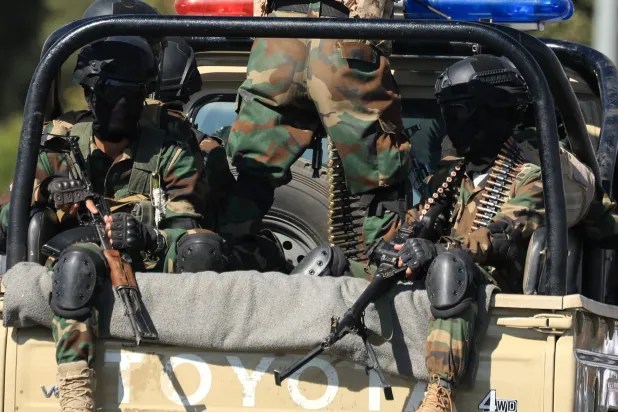 الحوثيون يدفعون بتعزيزات عسكرية باتجاه تعز