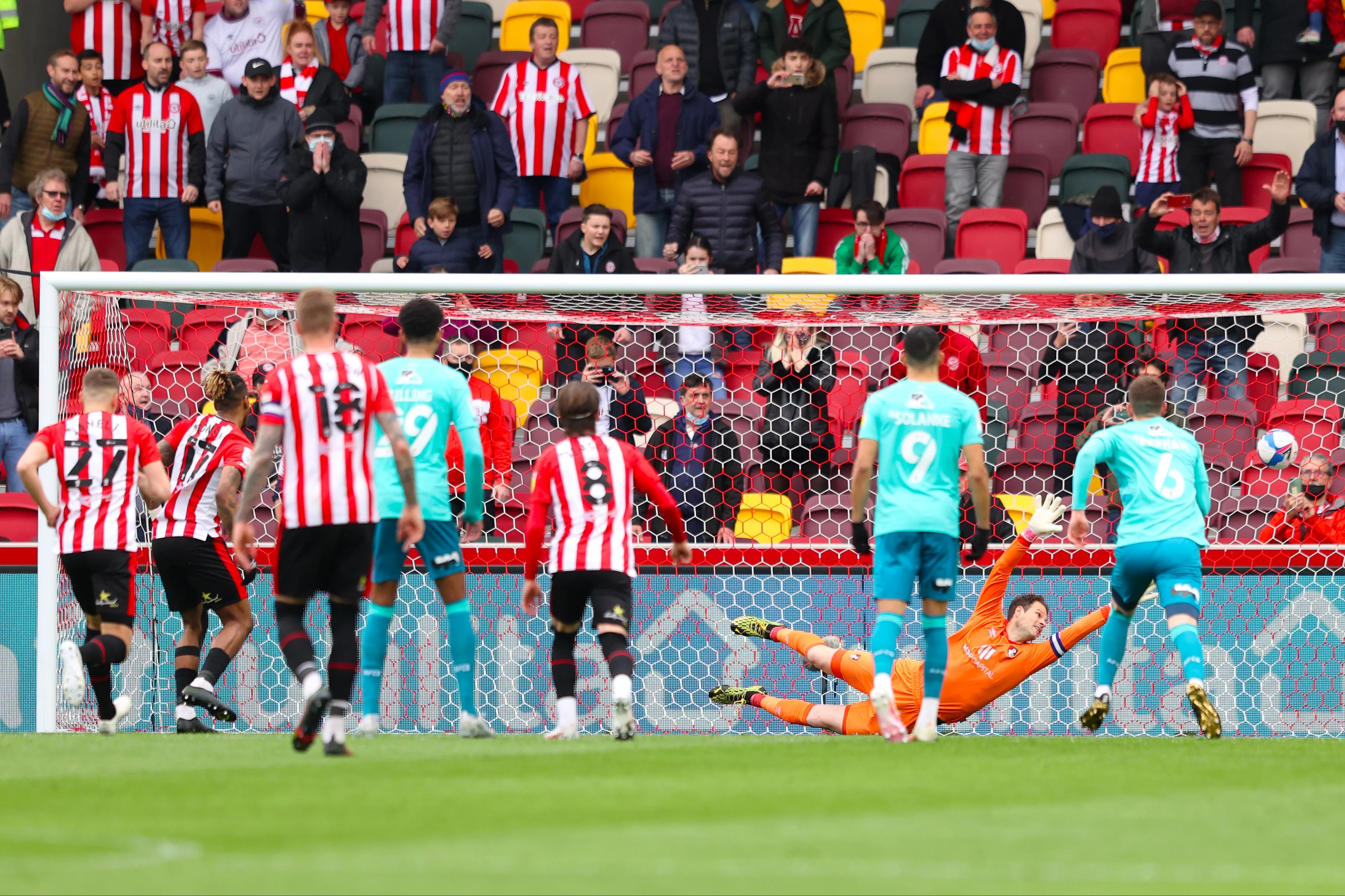 Brentford won 12 direct matches.bournemouth won 11 matches.7 matches ended in a draw.on average in direct matches both teams scored a 2.50 goals per match. Brentford 3 1 Bournemouth Agg 3 2 Bees Fight Back To Reach Play Off Final And Keep Promotion Dream Alive Evening Standard