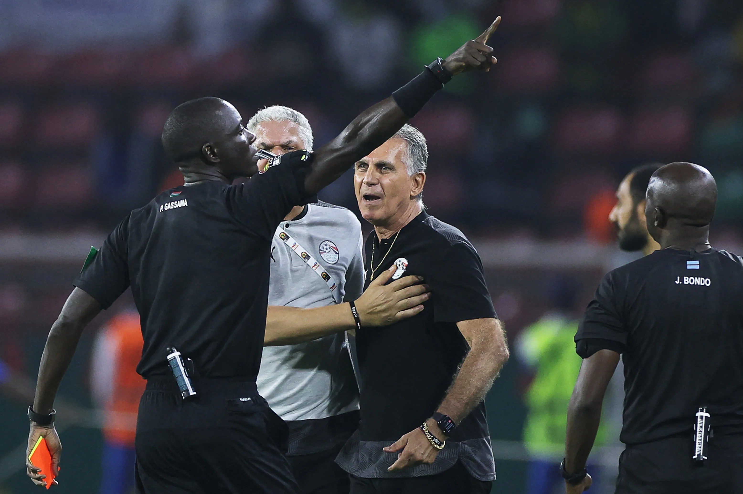 Polémica por la salida de queiroz. Afcon News Egypt Manager Carlos Queiroz To Miss Final After Being Sent Off Against Cameroon Evening Standard