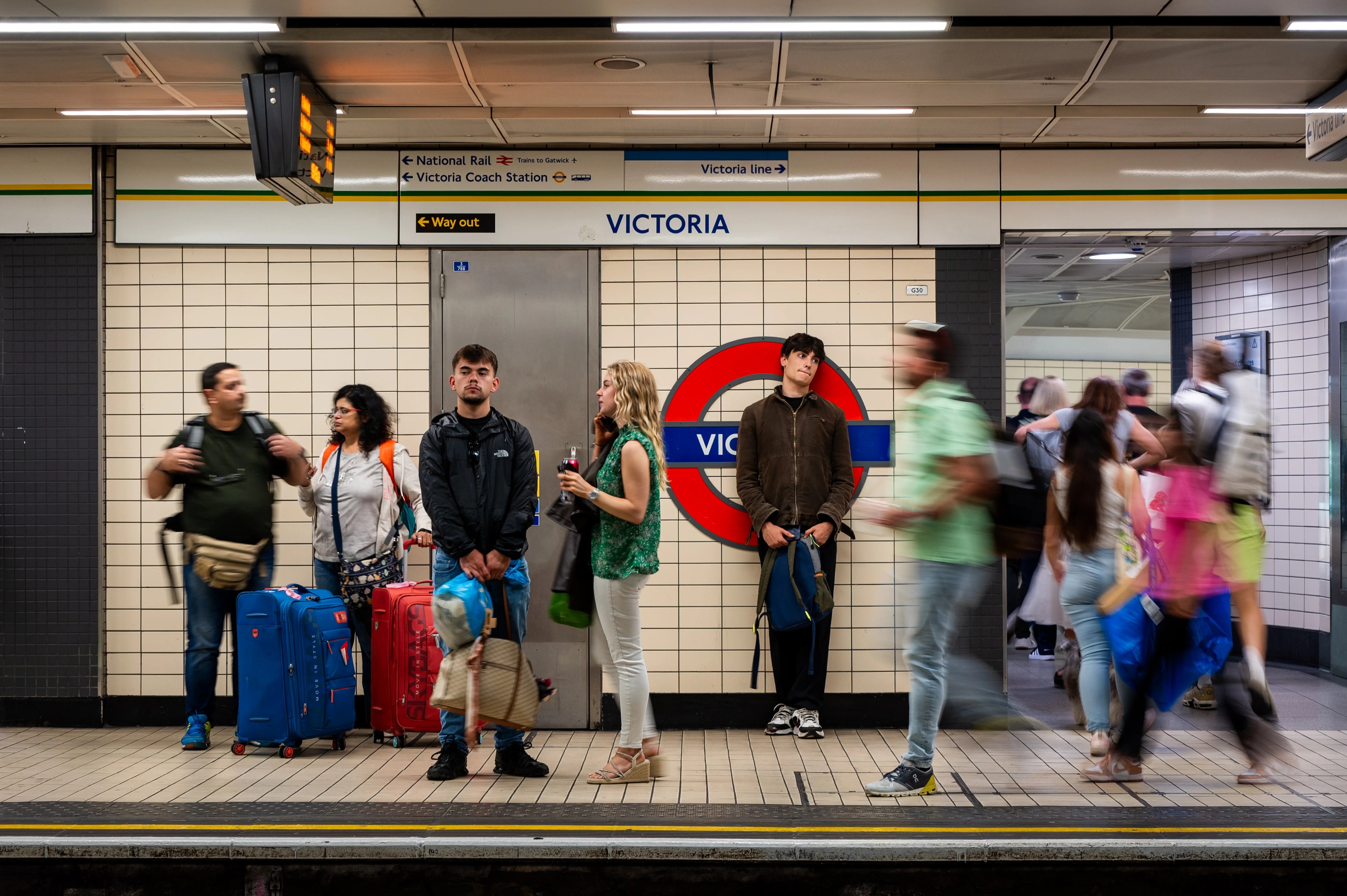 London travel LIVE: Major Tube line hit by severe delays as passengers are given hot weather warning