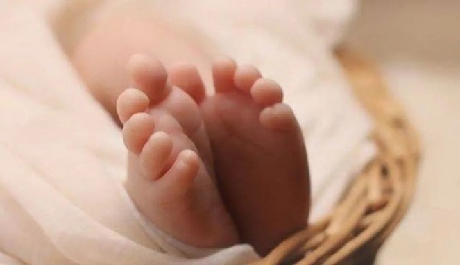 أم ترمي رضيعتها من الطابق الرابع!