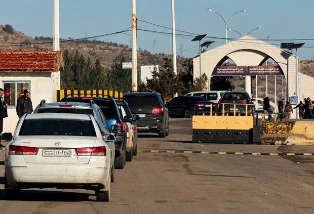 اعتقال 12 شخصاً بينهم ضابط مرتبط بنظام الأسد على الحدود السورية اللبنانية