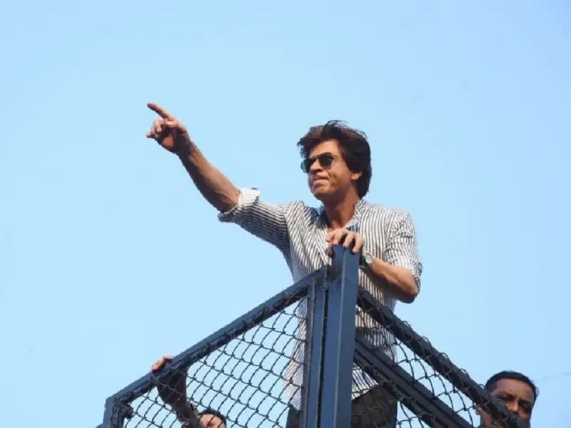 Shah rukh khan turned 56 today and his fans have left no stones unturned to make his big day a special one by pouring love for him on social . Shah Rukh Khan S 52nd Birthday Mobile Phones Of Thirteen Fans Stolen Outside Mannat