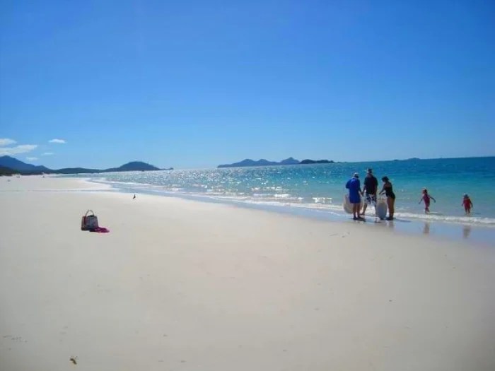 Despite the number of visitors, the iconic pure white sand … A Paradise Experience At Australia S Whitehaven Beach