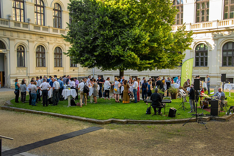 Serious scientific answers to absurd hypothetical questions by randall munroe,. 10. NAWI FakultÃ¤tstag - alumni UNI graz