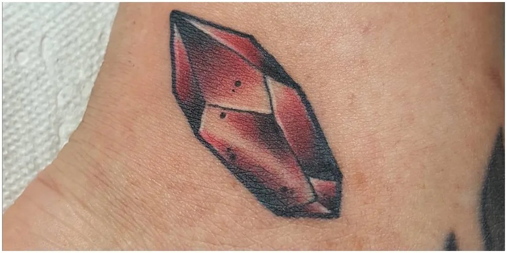 The weapon of the jedi was the lightsaber, a weapon with a blade made of pure energy. Star Wars 10 Sith Tattoos For Fans Of The Dark Side Pagelagi