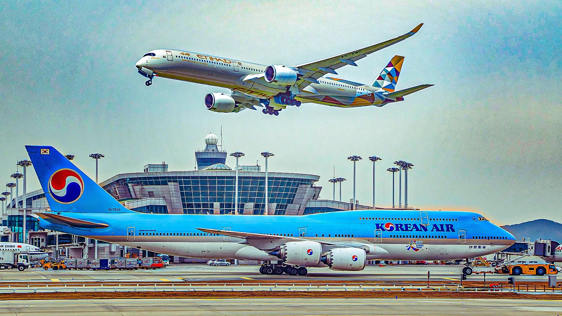 Right here’s How A lot Greater The Boeing 747-8 Is In contrast To The Airbus A350