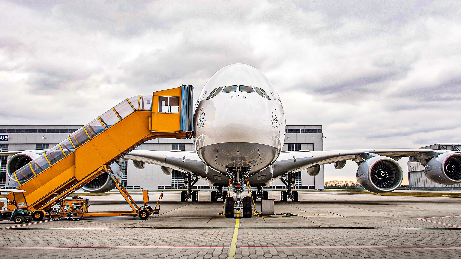 Why Did Airbus Construct The A380’s Cockpit On Its Personal Deck?