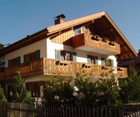 44+ Clever Haus Antonia Mittenwald : Ferienhaus Antonia in Mittenwald - Oberbayern. GemÃ¼tliche : Mit einer radstrecke direkt vor dem haus, vieler wanderrouten in nächster nähe, einem kostenlosen wanderbus der sie auch zu bergtouren im karwendel bringt, und .
