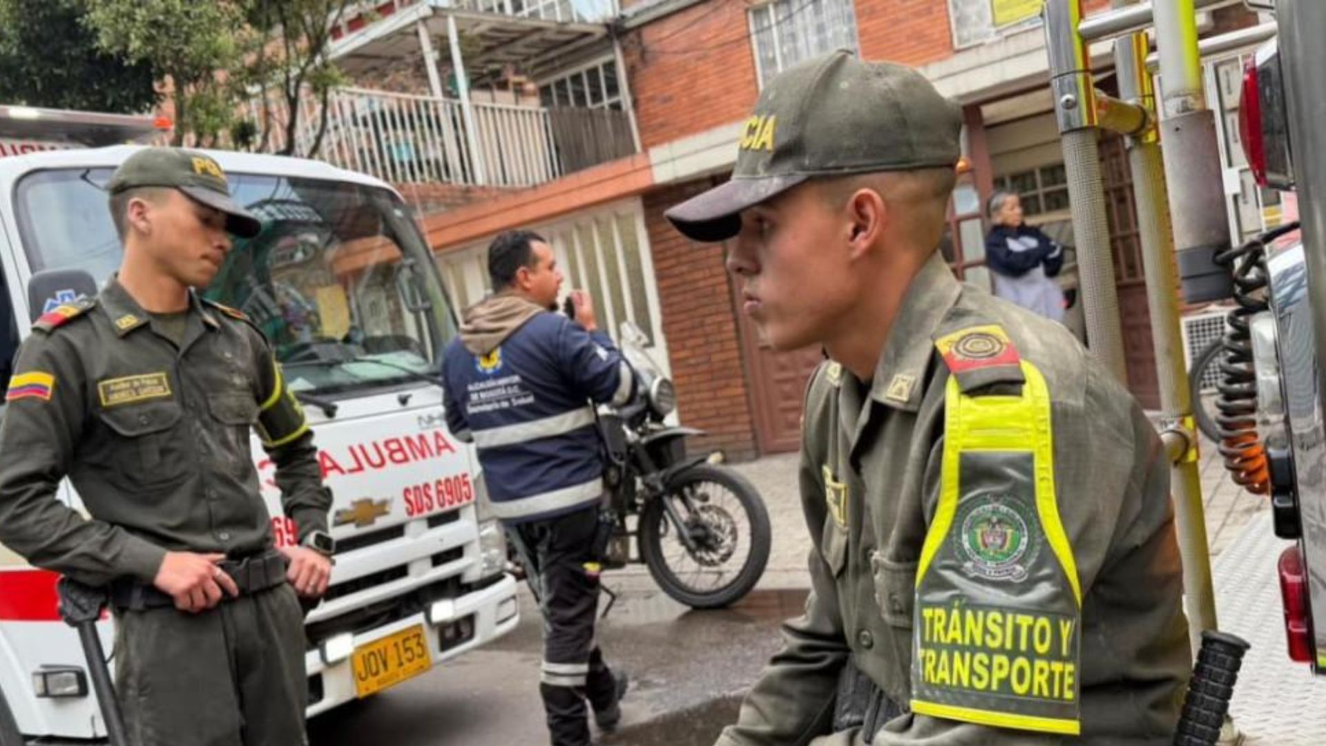 With a bucket and a fire extinguisher! Police prevented a house from being consumed by flames in Kennedy
