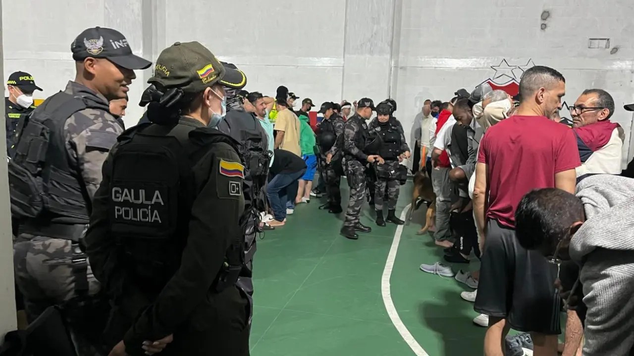 They find cell phones, weapons and even an internet modem in operation inside El Pedregal prison