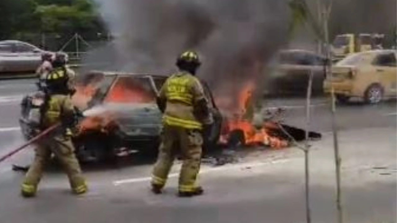 Carro se incendió en la avenida Regional/Min30 Carro se incendió en la avenida Regional/Min30