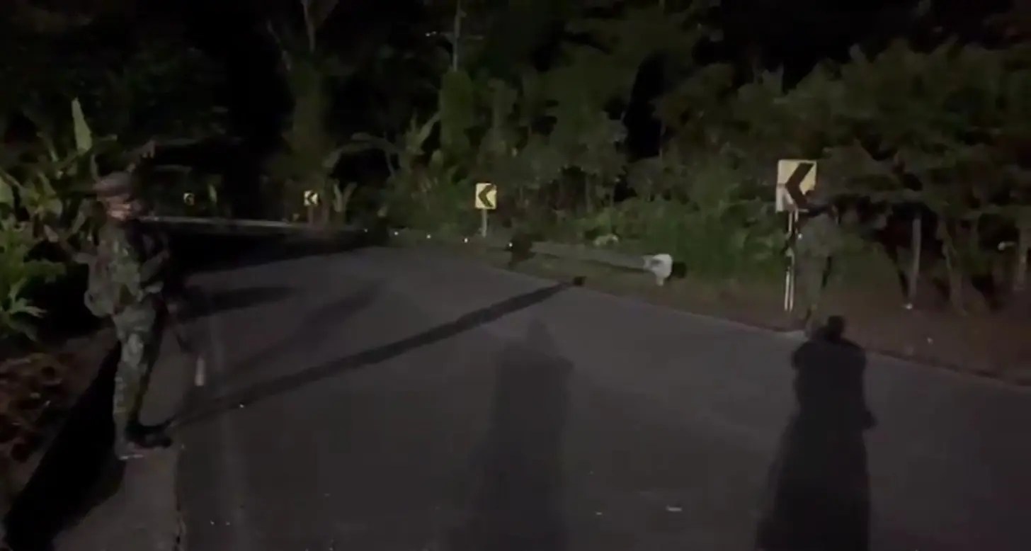 Tensión en la vía Quibdó – Pereira: Ejército neutraliza acción terrorista del ELN y restablece la movilidad