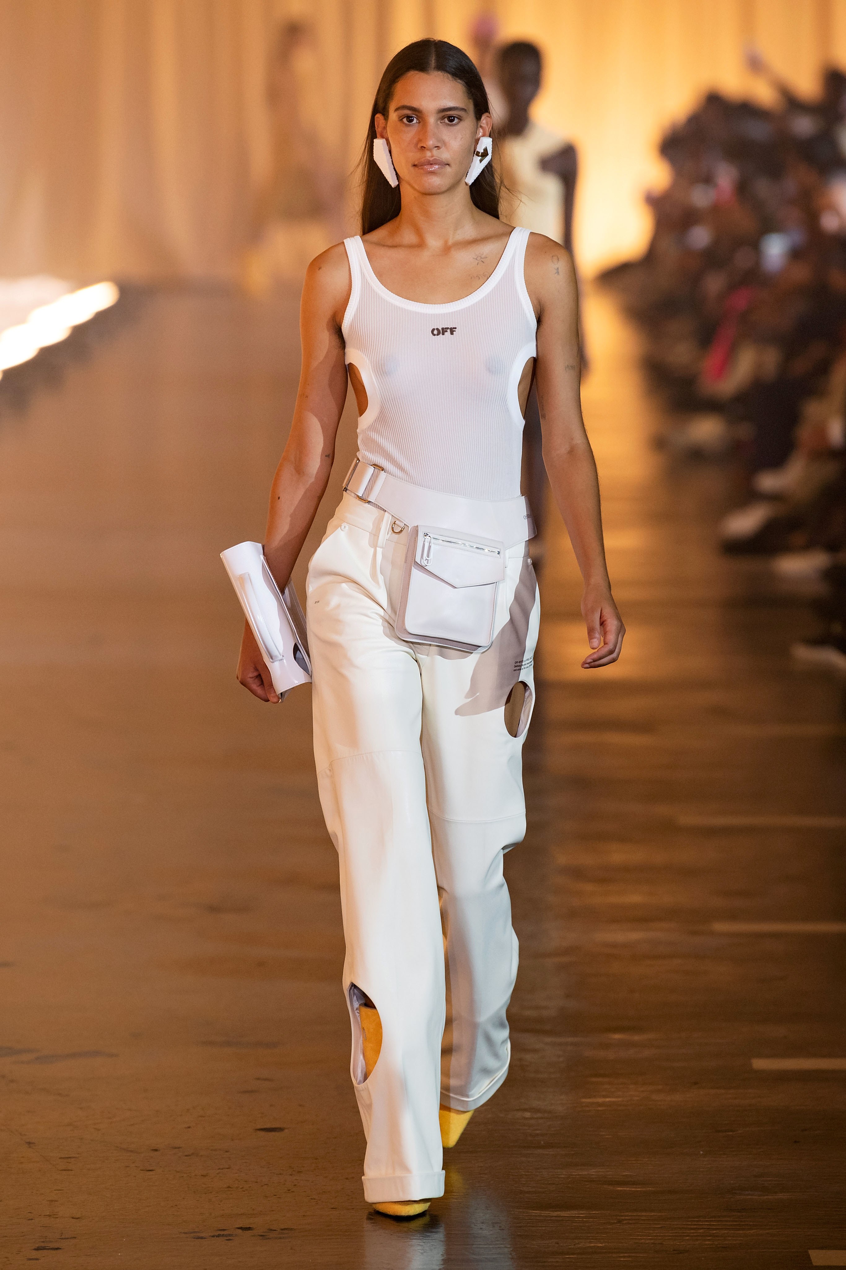The FIVE biggest trends from the Paris Fashion Week Spring/Summer 2020 runways, broken down for you! | As top CINCO tendências da Semana de Moda Paris Spring/Summer 2020!  Photo via Vogue
Off-White