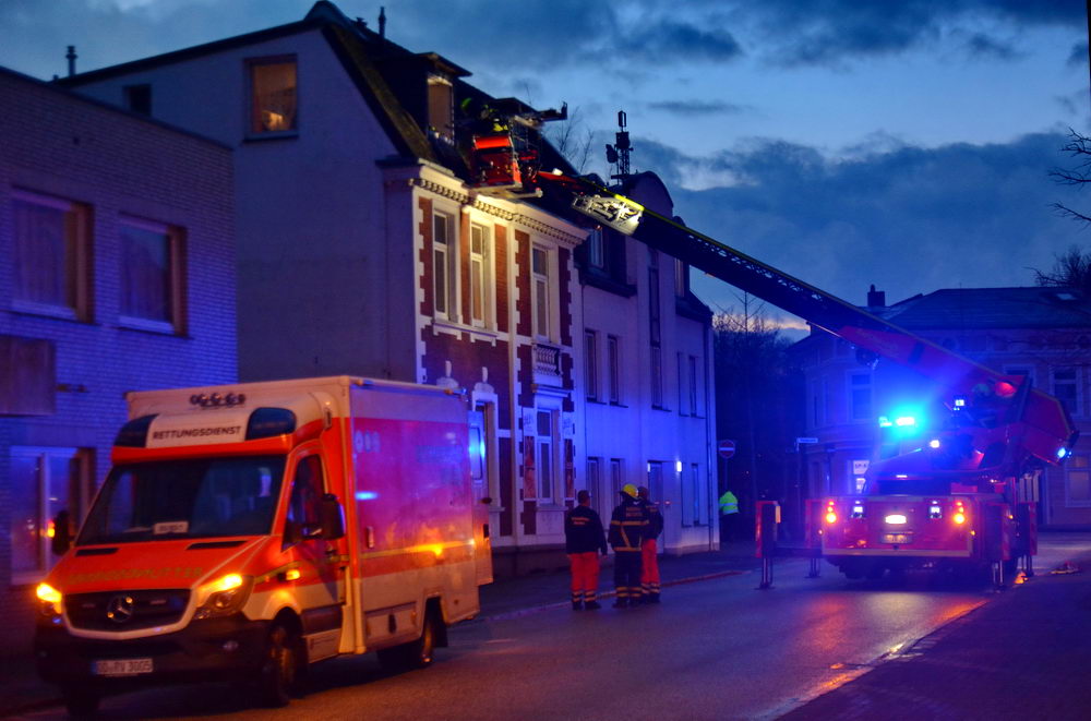 10 wochen habe ich bei mann mobilia ein sofa bestellt. Oldesloer Feuerwehr eilt dem Rettungsdienst zur Hilfe