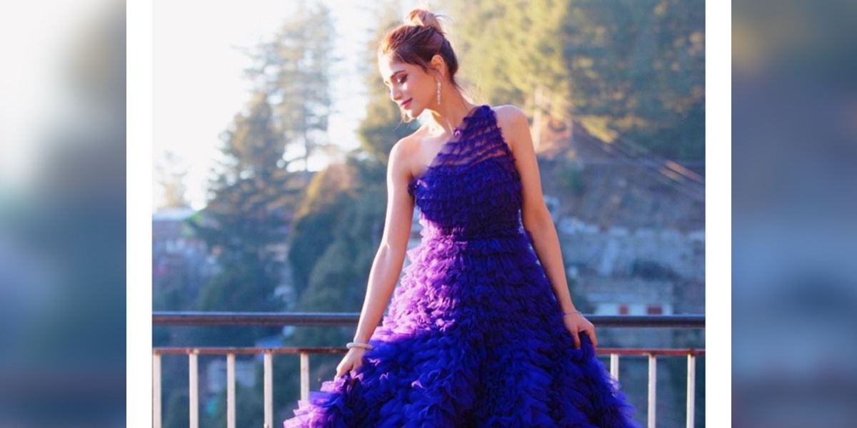 Netizens criticize Aima Baig Call Her Dress A Kambal - Style.Pk