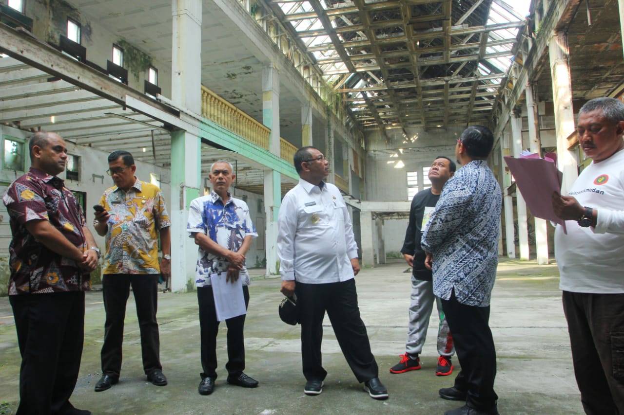 Plt Wali Kota Medan Ir H Akhyar Nasution MSi meninjau bangunan heritage Waren Huis di Jalan Hindu Medan, Jumat (6/3). Pemko Medan berencana merevitalisasi bangunan bersejarah tersebut.