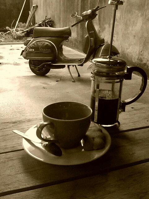 Pastikan mempersiapkan budget lebih, takutnya kamu khilaf dan memborong banyak kuliner lezatnya. Suara Kopi Nyanyian Anak Ladang