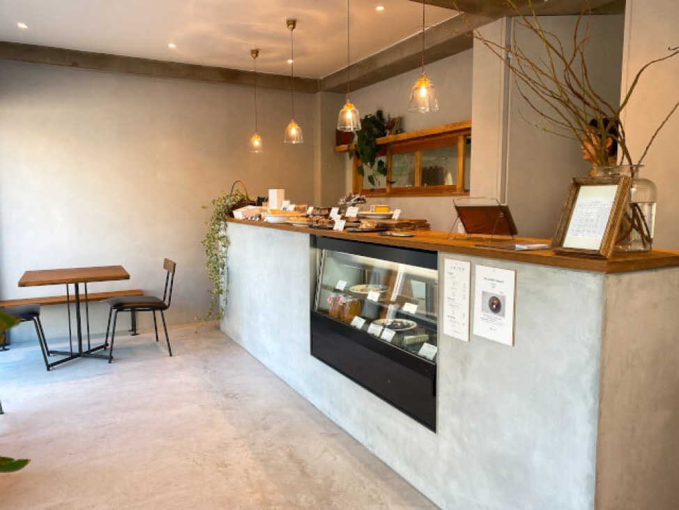 コンクリート調の店内