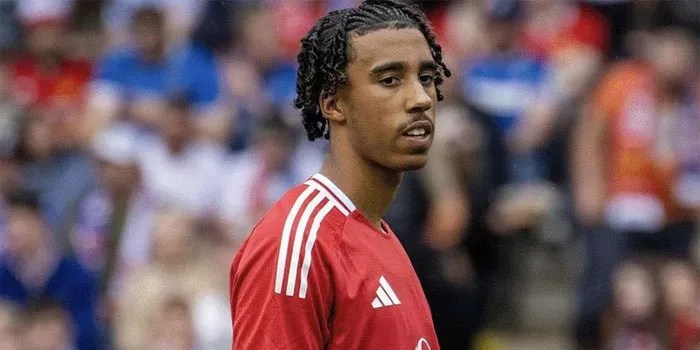 Leny Yoro Resmi Comeback ke MU!