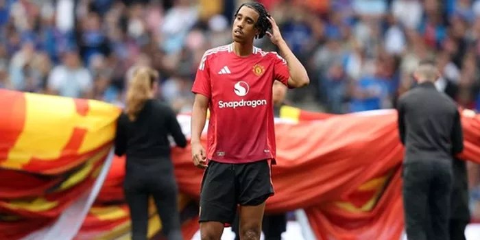 Leny Yoro Tak Sabar Bela Manchester United