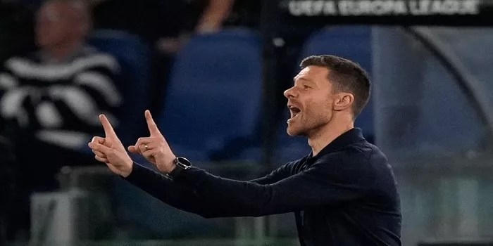 Acungan Jempol Xabi Alonso untuk Arne Slot Setelah Liverpool Menang di Champions League